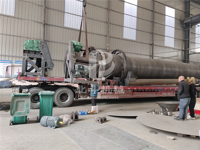 不畏风雪,午夜性色福利在线机械核桃壳炭化活化炉装车发往云南