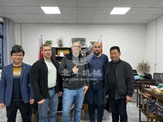 俄罗斯客户到访午夜性色福利在线机械考察连续式午夜成人在线观看