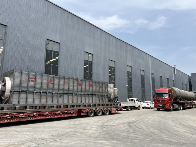 四辆挂车满载烘干机、午夜成人在线观看设备及零部件奔赴客户