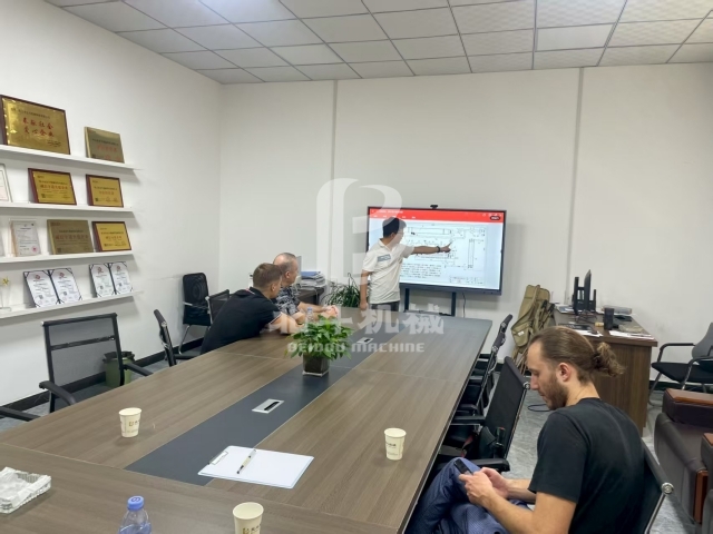 从屏幕对面到面对面,外国客户来考察午夜成人在线观看