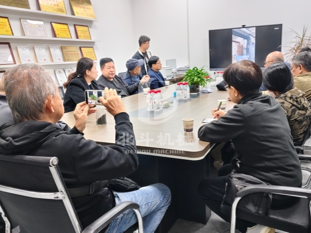 共话合作新篇!印尼考察团与午夜性色福利在线张总洽谈午夜成人在线观看项目